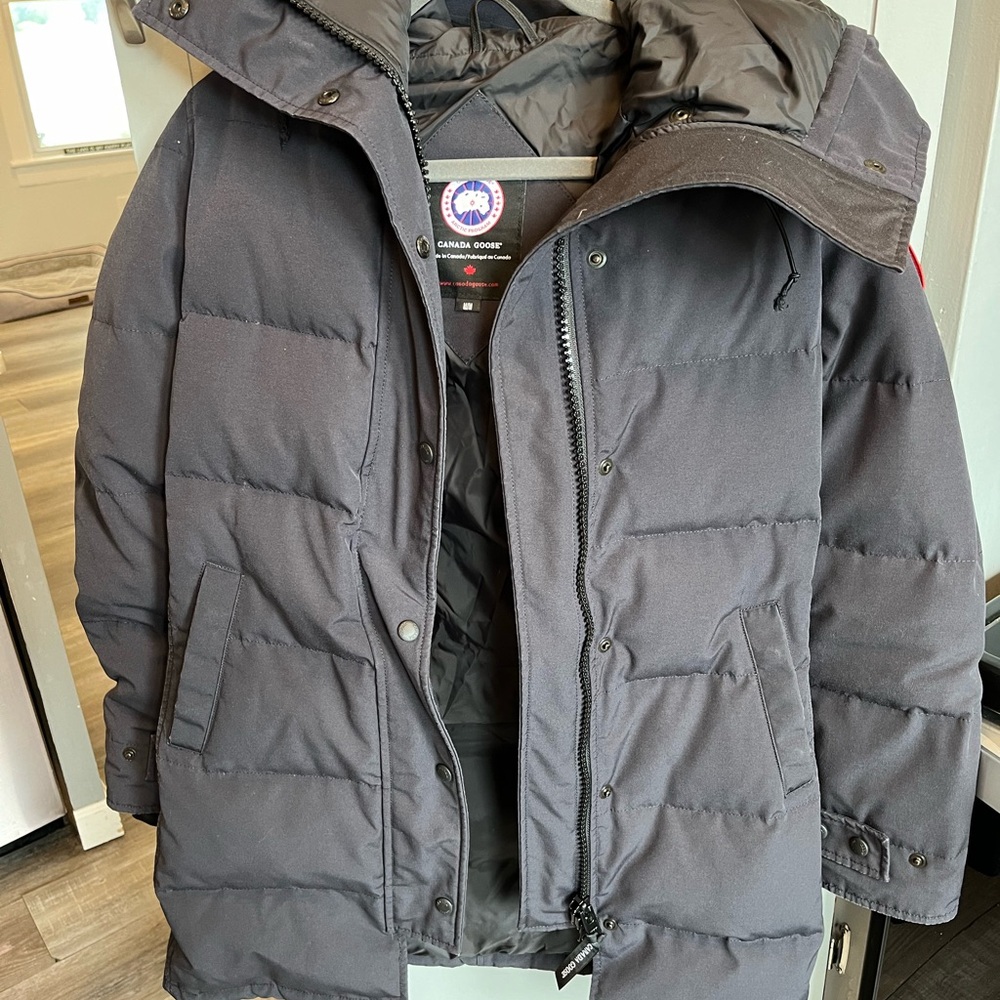 100% authentic Cananda Goose Black women down Coat size medium